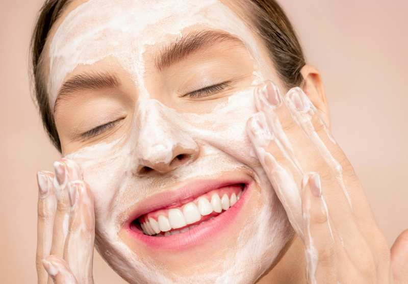 ¿haces correctamente la famosa doble limpieza facial? una cosmetóloga desvela los errores más comunes