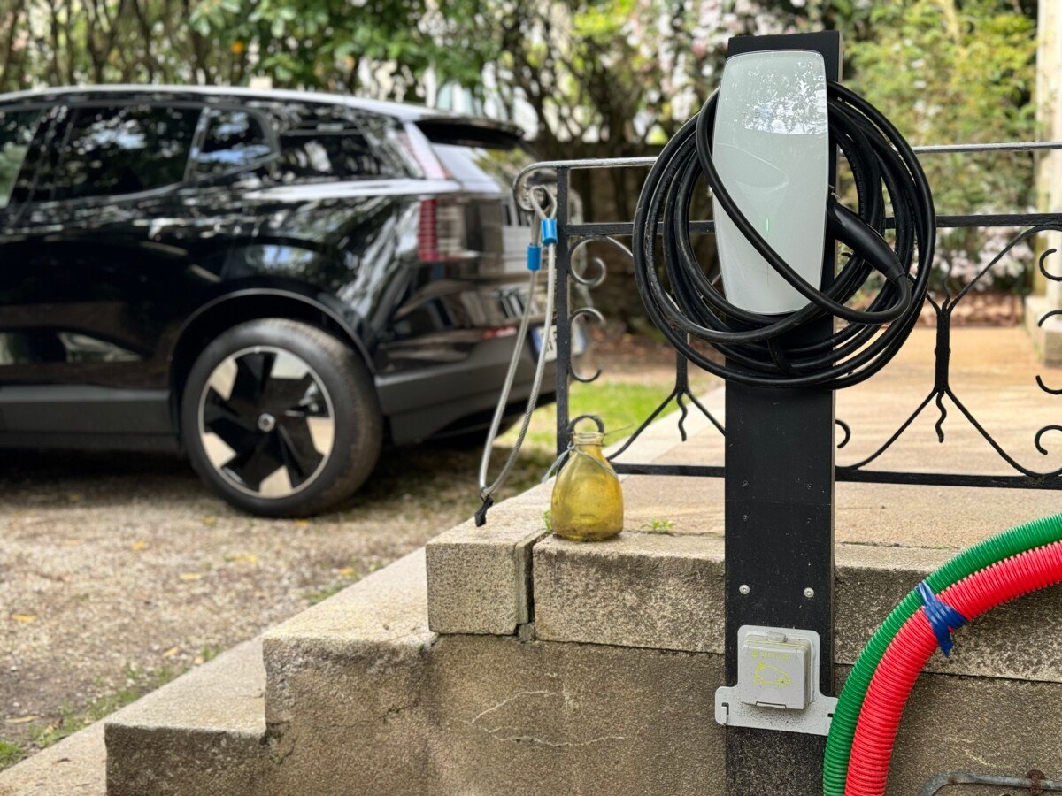 prise renforcée ou borne de charge : voici le meilleur moyen de recharger sa voiture électrique à la maison