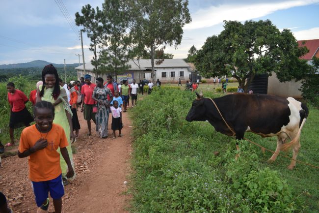 πάσχα στην ουγκάντα: ο επιτάφιος μέσα από τη ζούγκλα και το γεύμα αγάπης