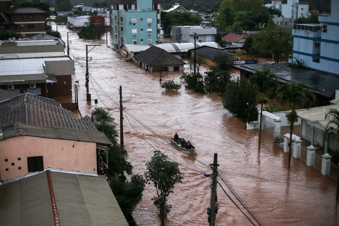 al menos 57 personas muertas por inundaciones en el sur de brasil mientras continúan labores de rescate