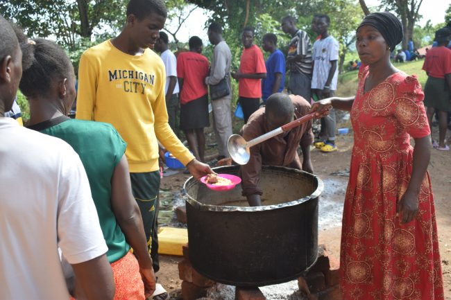 πάσχα στην ουγκάντα: ο επιτάφιος μέσα από τη ζούγκλα και το γεύμα αγάπης