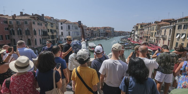 „sie glauben, dass sie alles tun können“ - umfrage zeigt: italiener sind genervt von respektlosem touristen-verhalten