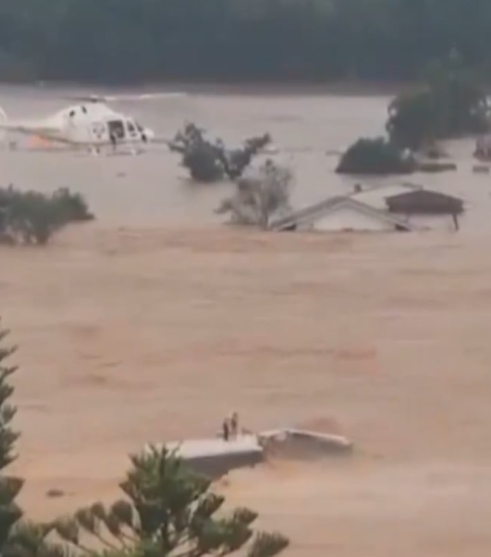 no rio grande do sul, casa desaba no momento em que helicóptero tenta resgatar 2 pessoas; veja vídeo