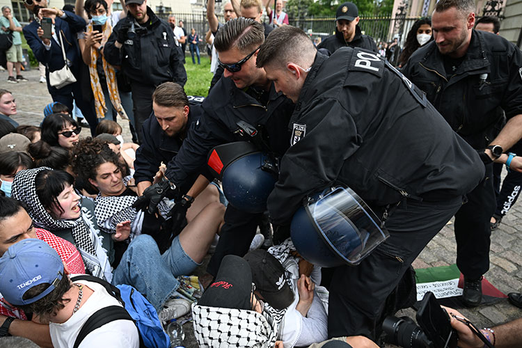 almanya'da polis, üniversite bahçesinde oturma eylemi yapan filistin destekçilerine müdahale etti