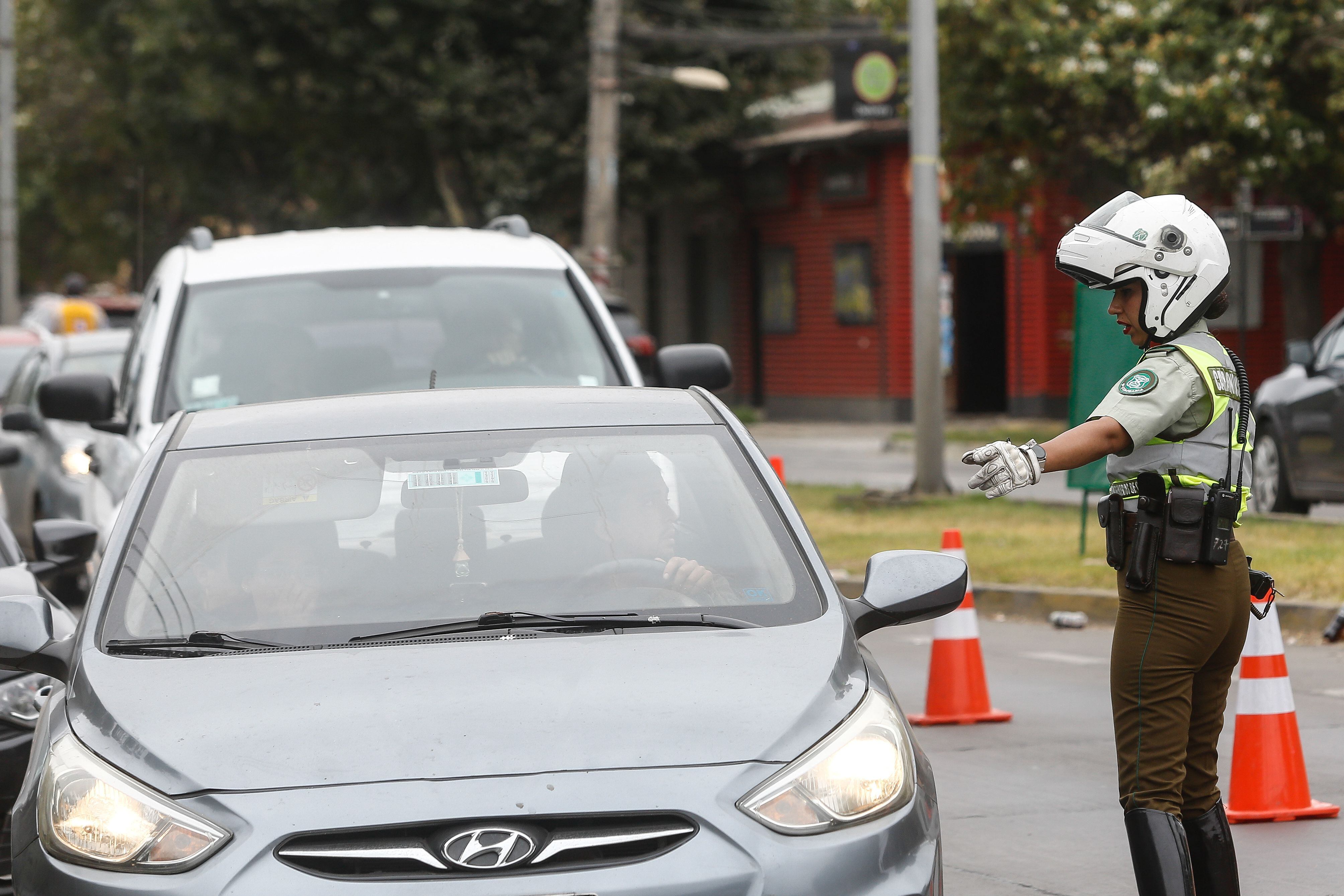 restricción vehicular 2024 en chile: qué autos no son afectados por la medida que prohíbe circular