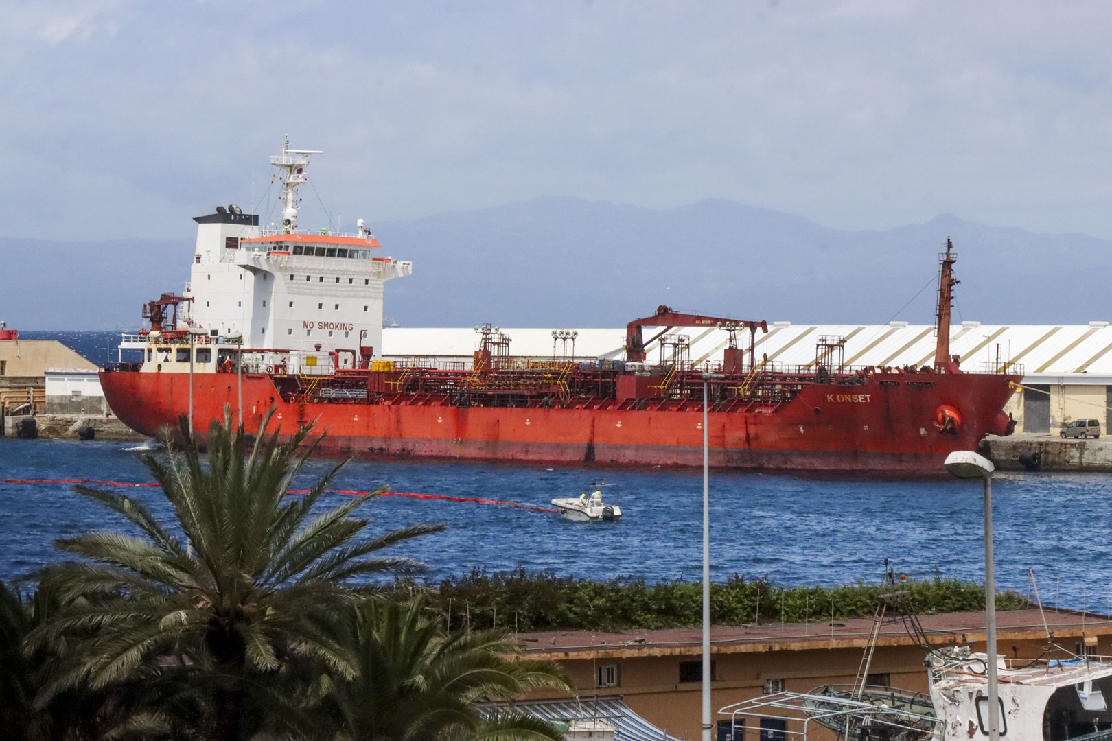 el buque turco vertió más de 27 toneladas de fuel en el puerto de ceuta (españa)