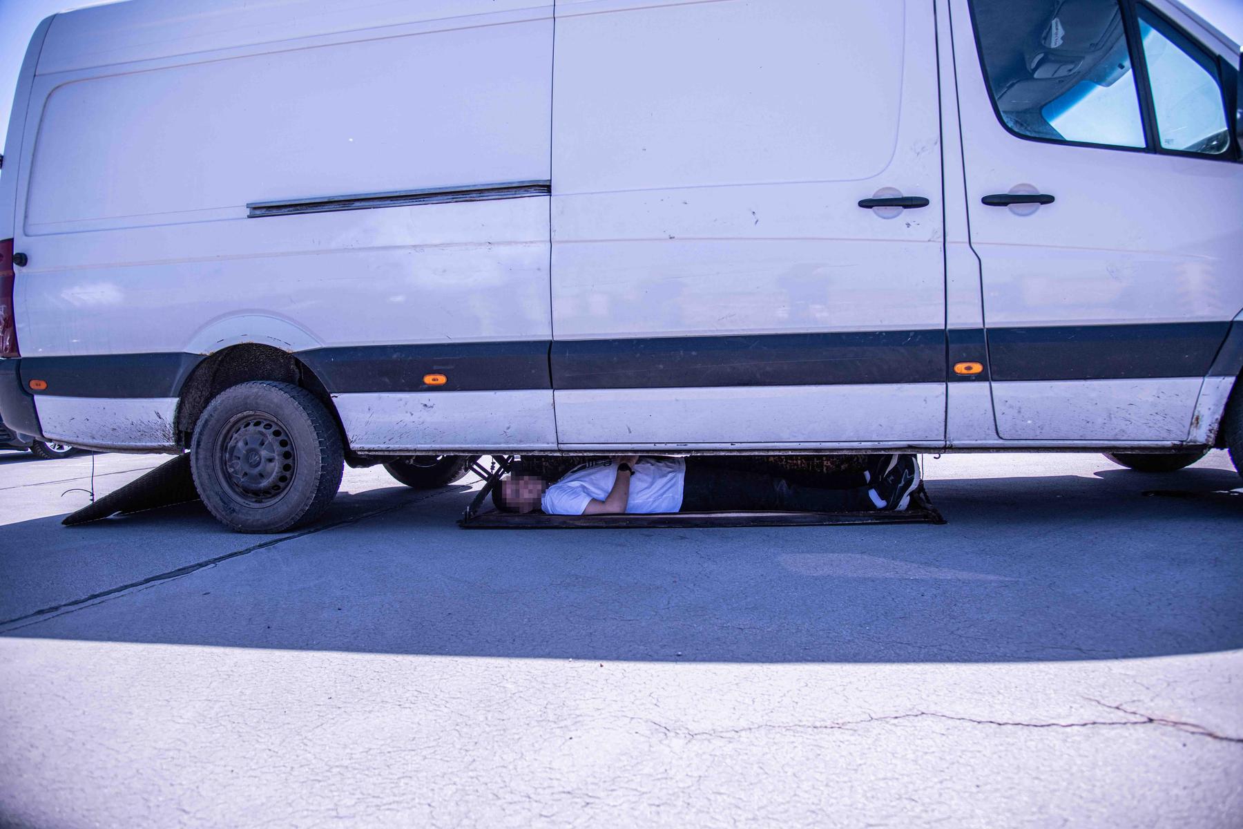menschen in boxen unter kastenwagen: schlepper in vösendorf gefasst