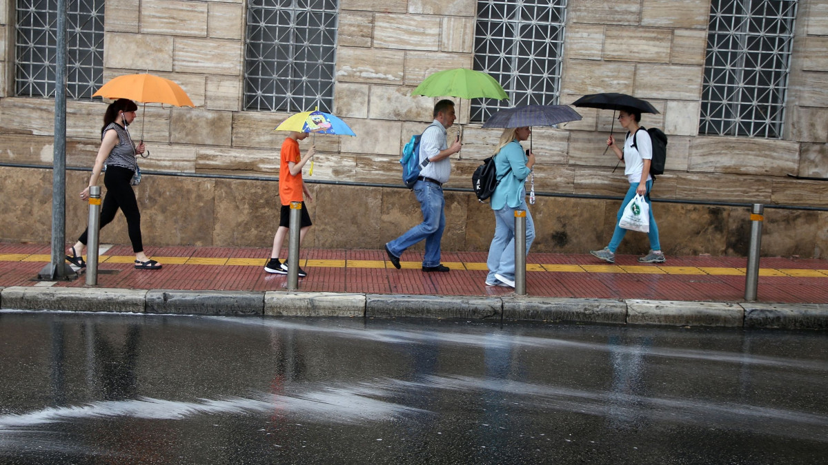 καιρός: υπό βροχή ο επιτάφιος και το αρνάκι του πάσχα σε αρκετές περιοχές