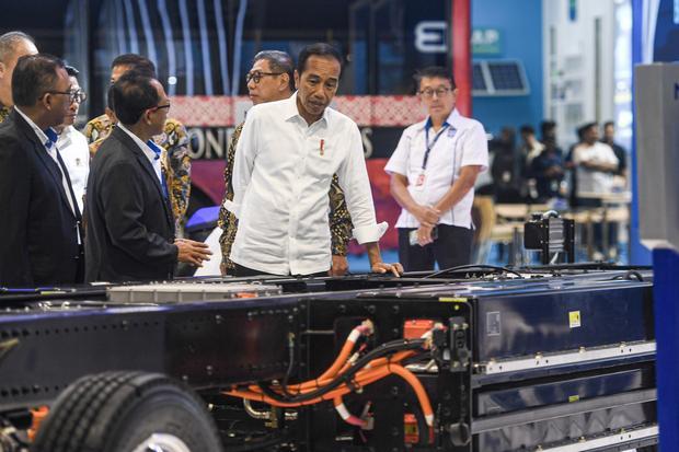 jokowi sebut pabrik baterai pertama indonesia beroperasi bulan depan