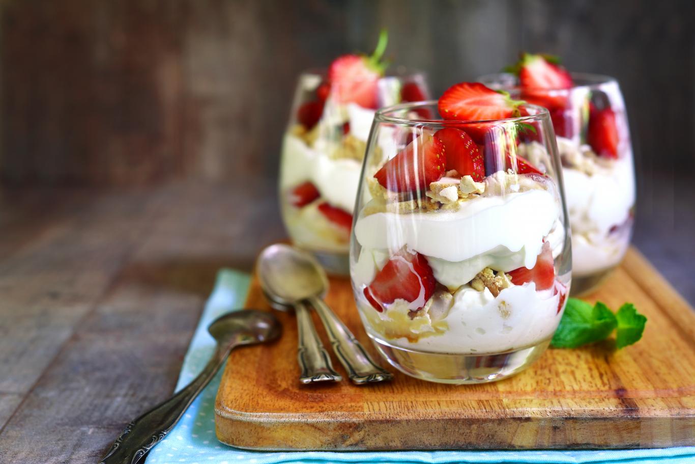 l’eton mess : la recette parfaite pour faire un dessert minute avec des fraises (et d’autres fruits)