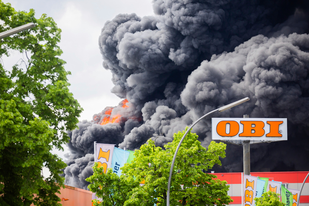 fabrik brinner i berlin – risk för giftig rök
