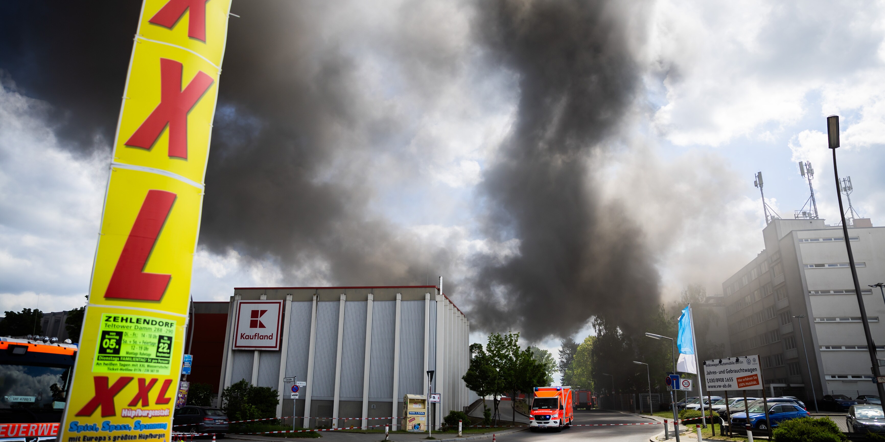 feuer bei waffenhersteller - löscharbeiten bei großbrand in berlin dauern an