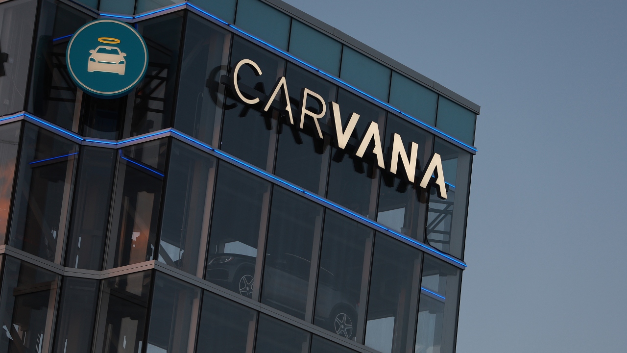 carvana stock rebound boosts fortunes of ceo and his dad by billions