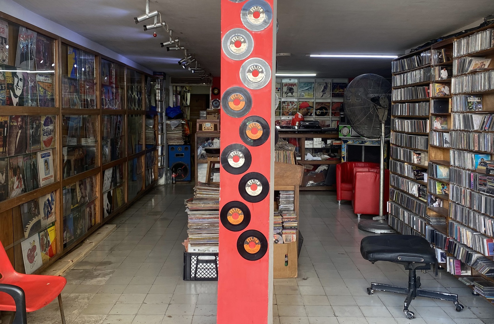la tienda de discos más grande del caribe sobrevive por la música colombiana y africana
