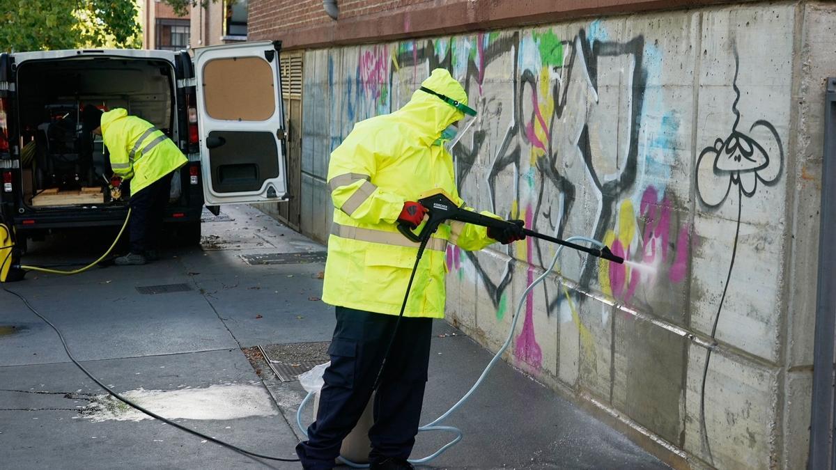 Vitoria insiste en contratar a la empresa sin experiencia para limpiar