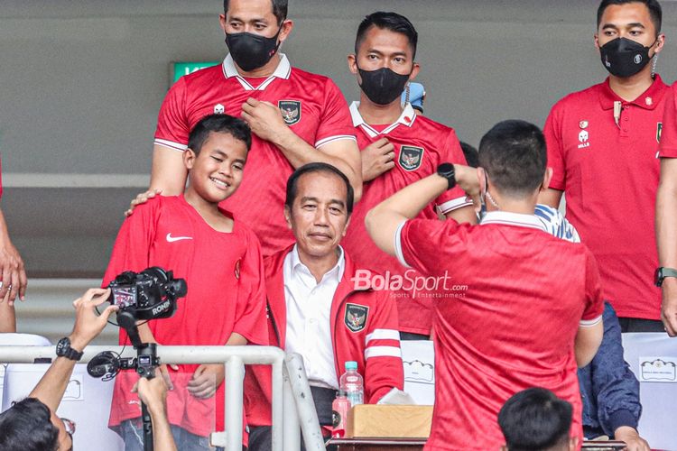 presiden jokowi bakar semangat timnas u-23 indonesia untuk raih tiket olimpiade lawan guinea
