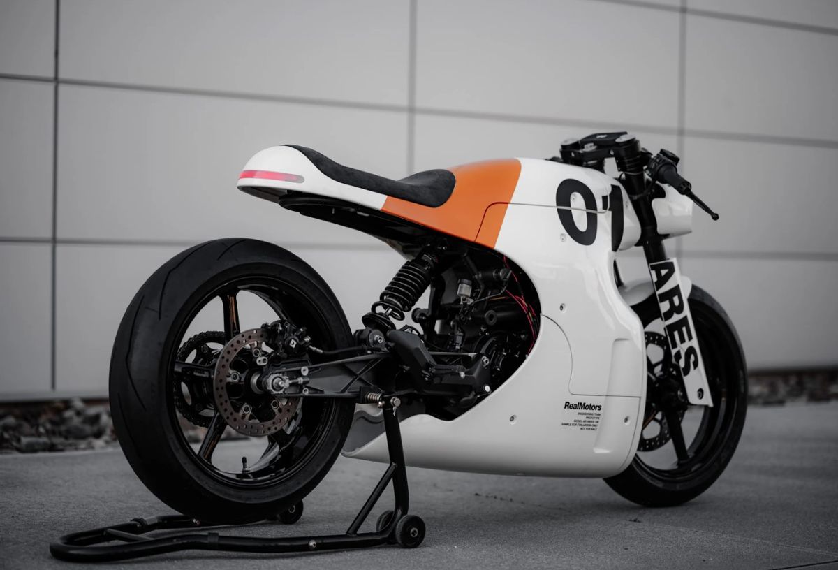 la fantástica moto eléctrica cafe racer, que viaja entre el pasado y el futuro, se llama project ares