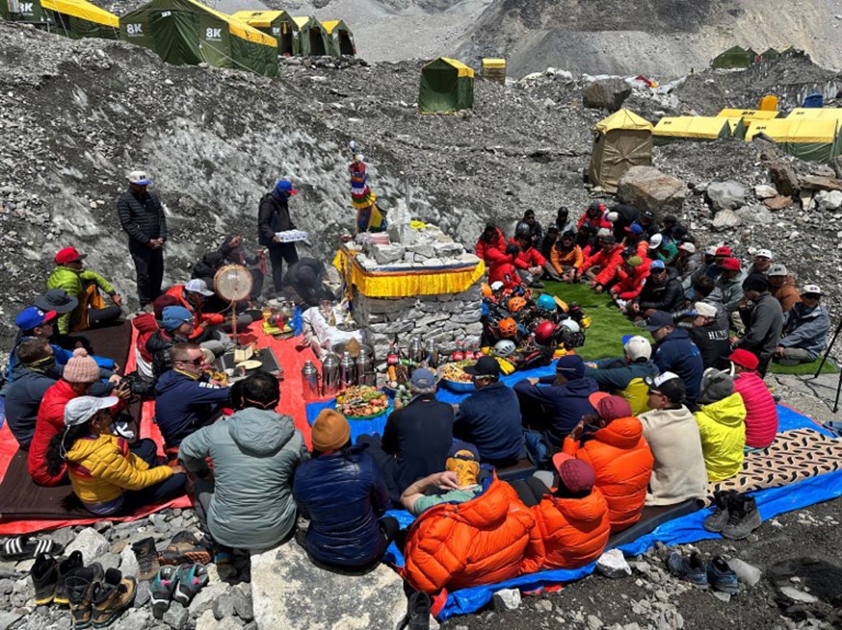 la justice ordonne de limiter le nombre de permis pour l'ascension de l'everest au népal