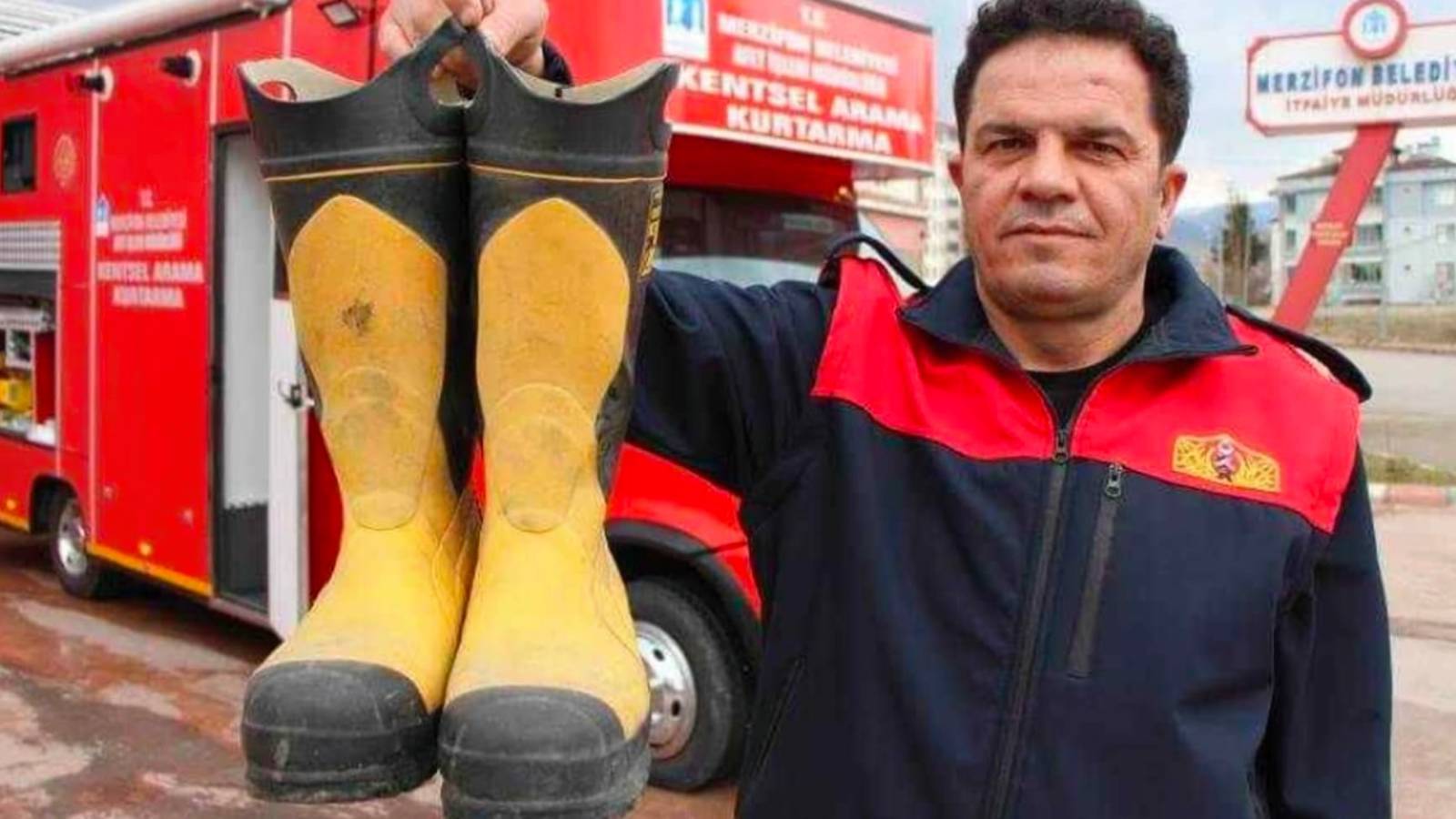 enkazdan çıkardığı vatandaşa botlarını vermişti: o itfaiye eri hayatını kaybetti