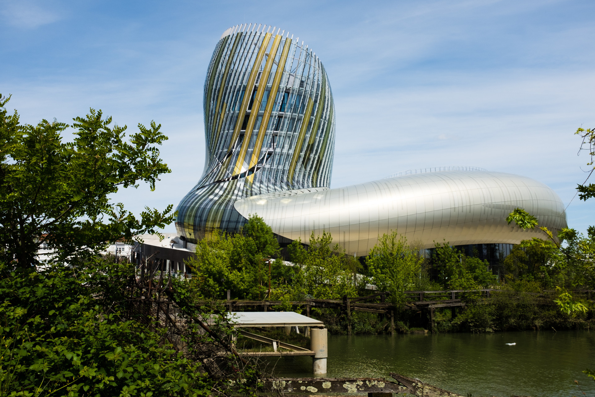 Inaugurée en 2016, la Cité du Vin, à Bordeaux, est un immense espace culturel dédié au vin. Le bâtiment a été conçu par les architectes Anouk Legendre et Nicolas Desmazières.<p><a href="https://www.msn.com/fr-fr/community/channel/vid-7xx8mnucu55yw63we9va2gwr7uihbxwc68fxqp25x6tg4ftibpra?cvid=94631541bc0f4f89bfd59158d696ad7e">Suivez-nous et accédez tous les jours à du contenu exclusif</a></p>