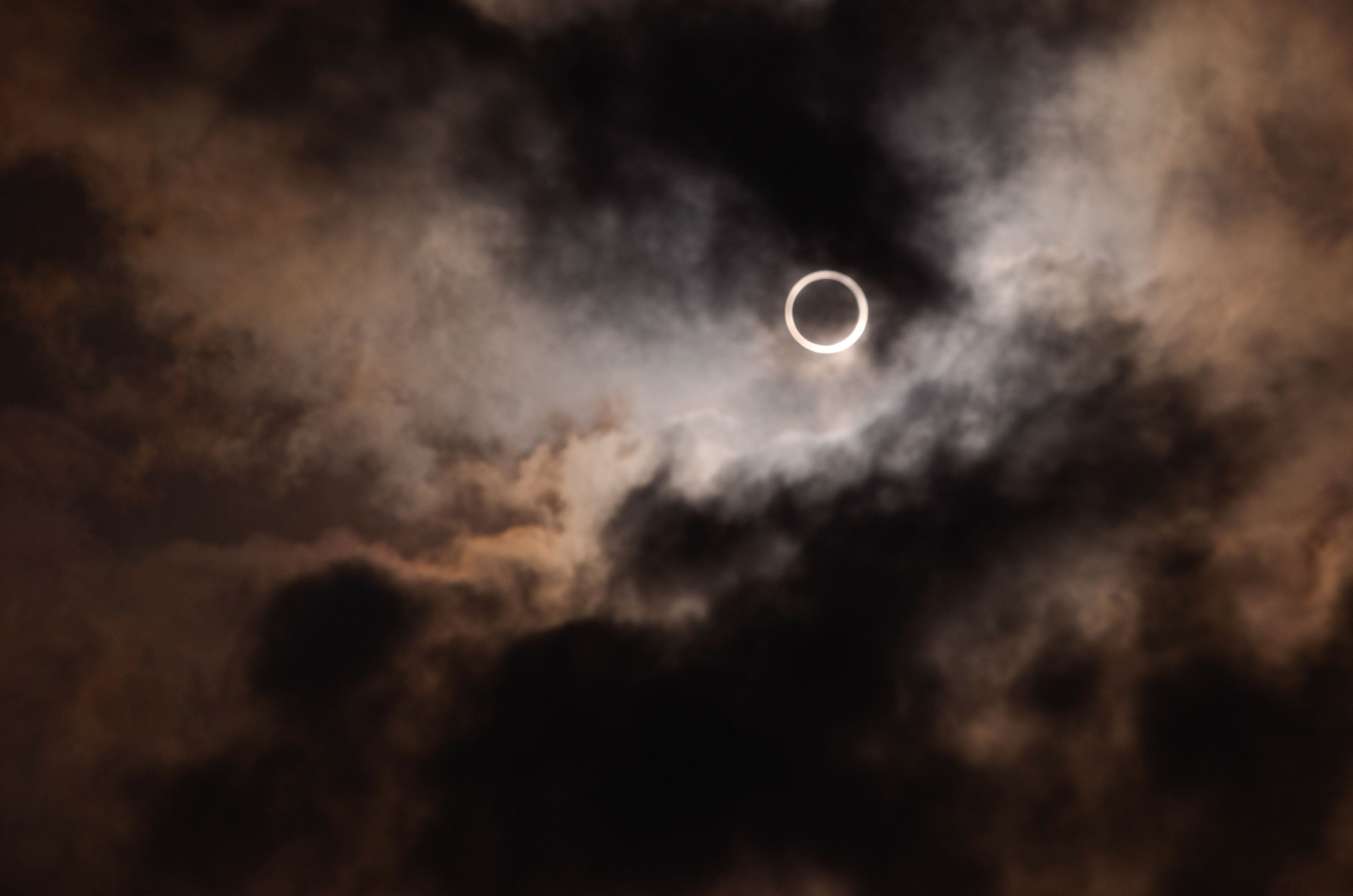 eclipse anillo de fuego y eclipse lunar 2024: estas serán las fechas en las que serán visibles en colombia
