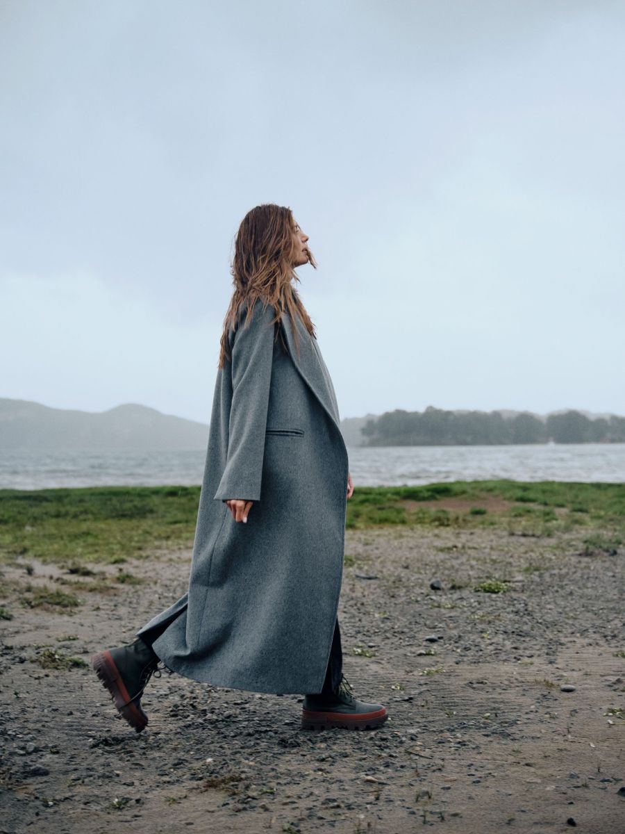 juliana awada vuelve a su raíz como diseñadora de moda: líneas simples junto a un concepto inspirado en la patagonia