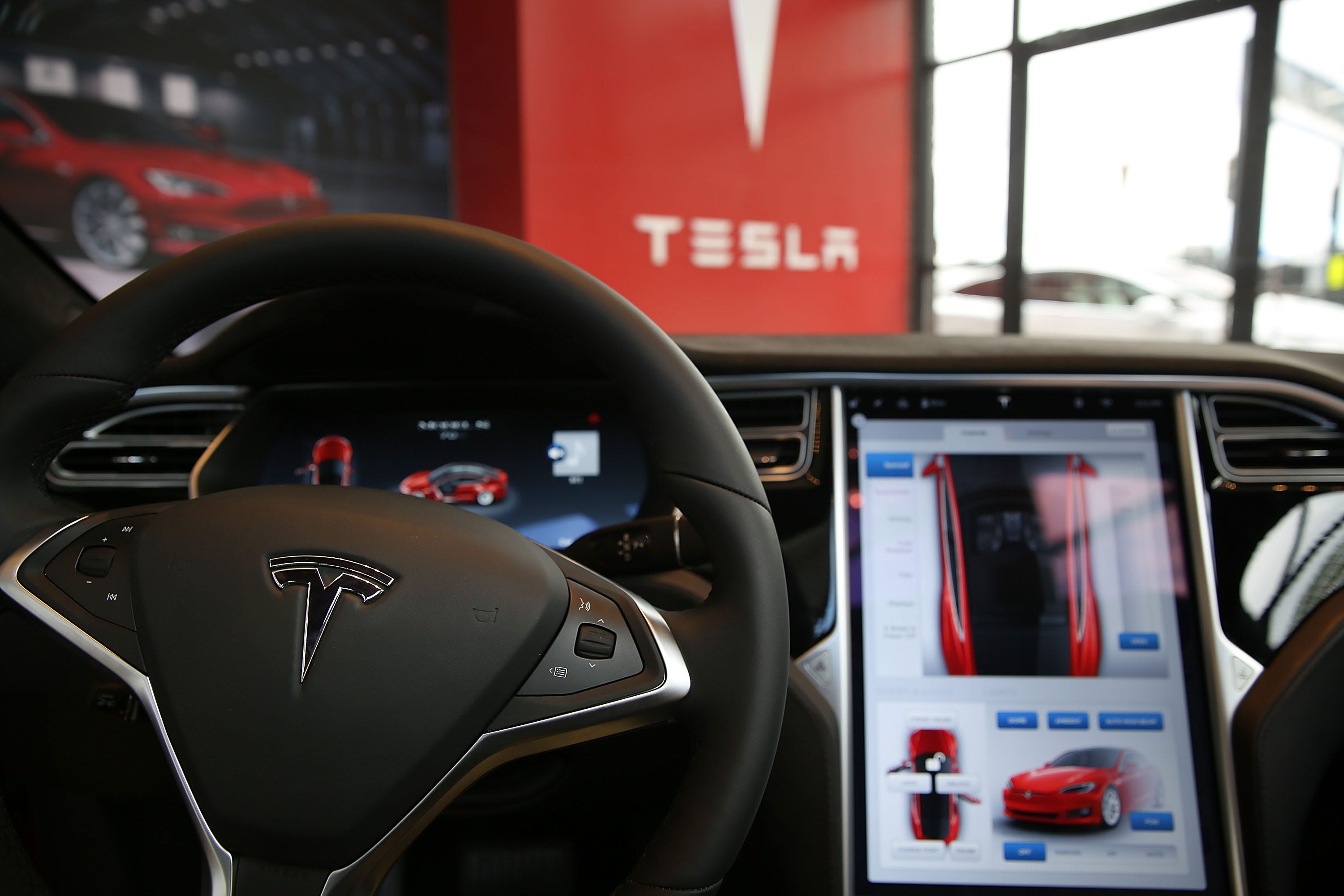 disobey tesla at your own risk: woman tries to update vehicle while inside as temp hits 115