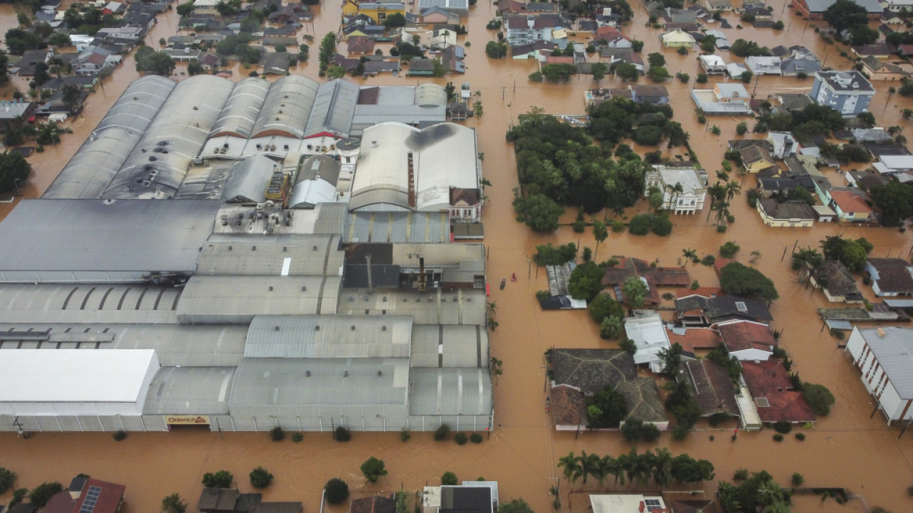 εικόνες βιβλικής καταστροφής από τις πλημμύρες στη βραζιλία: τουλάχιστον 37 οι νεκροί, 74 οι αγνοούμενοι (βίντεο)