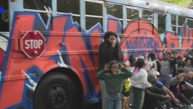 Bus tours NYC to support the Knicks and provide neighborhood basketball