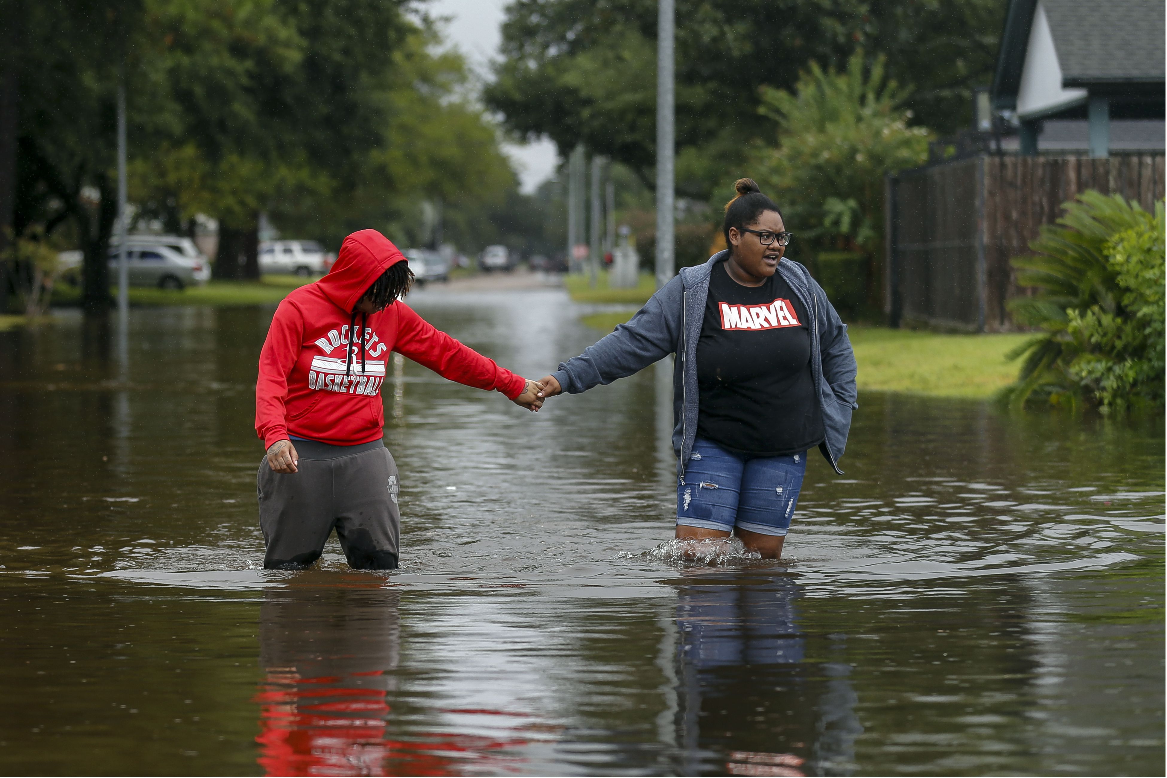 autoridades ordenan evacuación obligatoria de área metropolitana de houston ante una “ola de inundaciones”