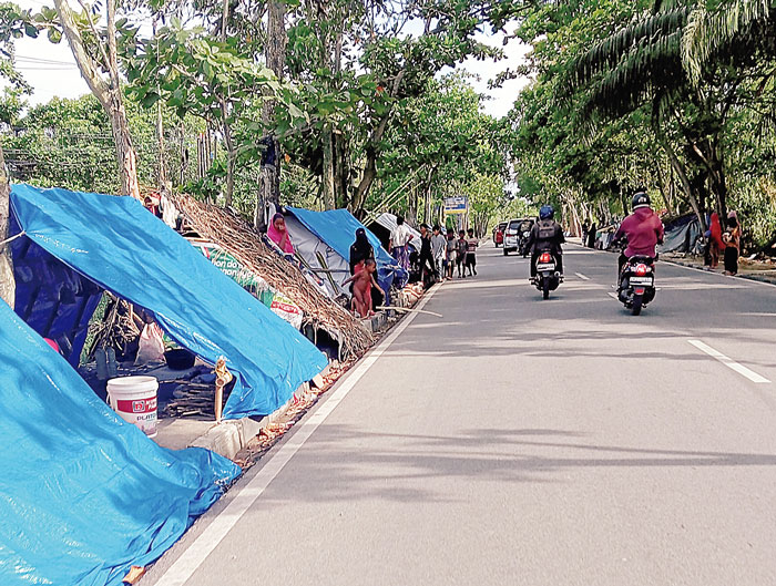 pengungsi rohingya buat gubuk di atas trotoar