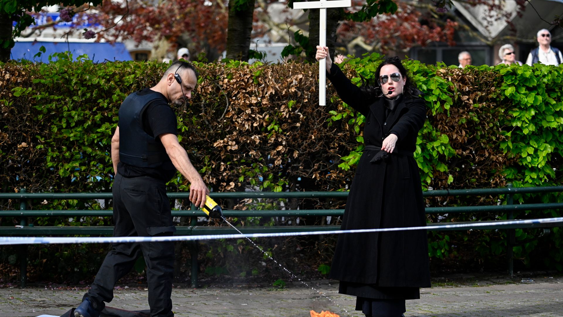 esc in schweden: mann und frau verbrennen koran in malmö