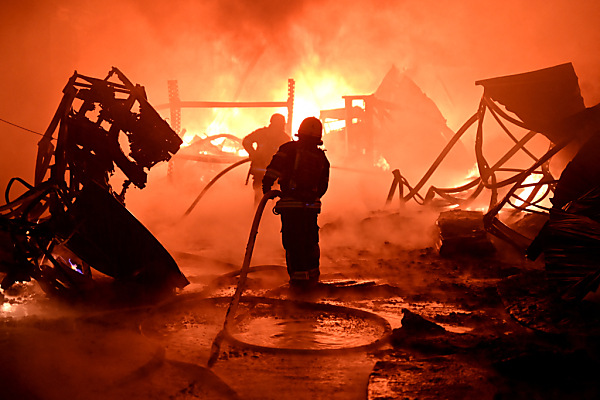 großbrände in charkiw nach russischen angriffen
