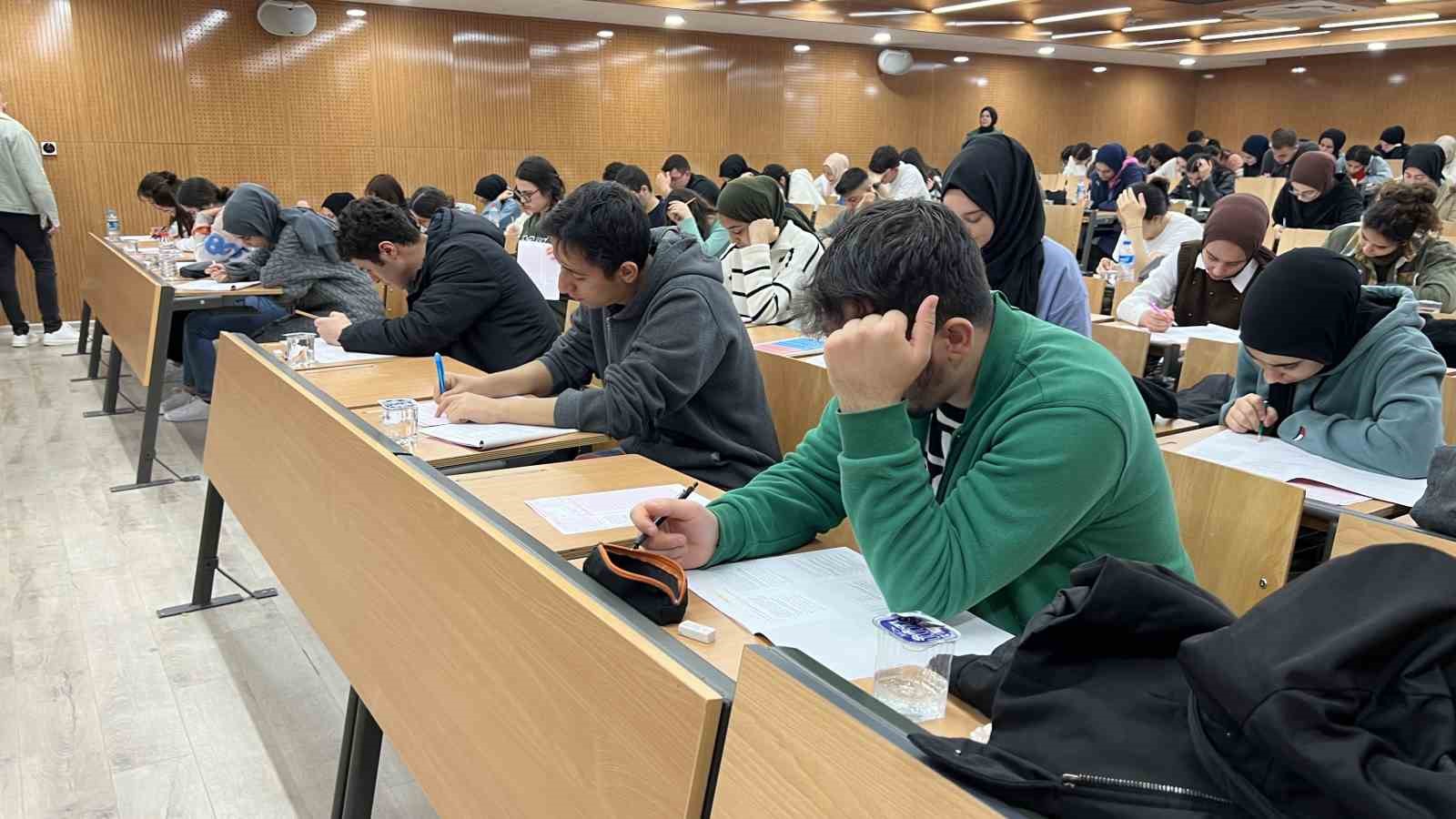başakşehir’de üniversite sınavına hazırlanan öğrencilere deneme sınavı