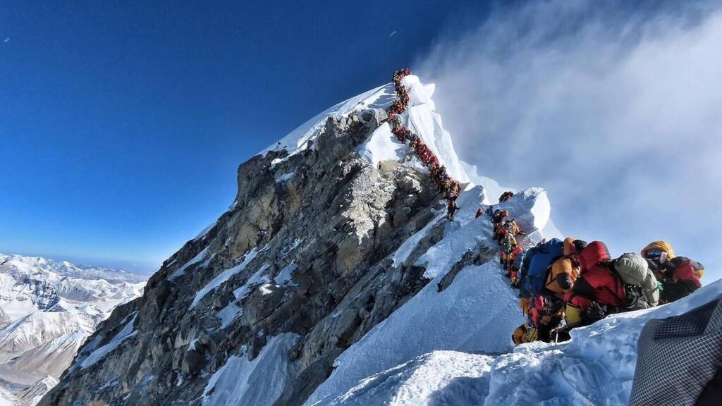 népal: nouveau coup de frein sur les ascensions de l'everest