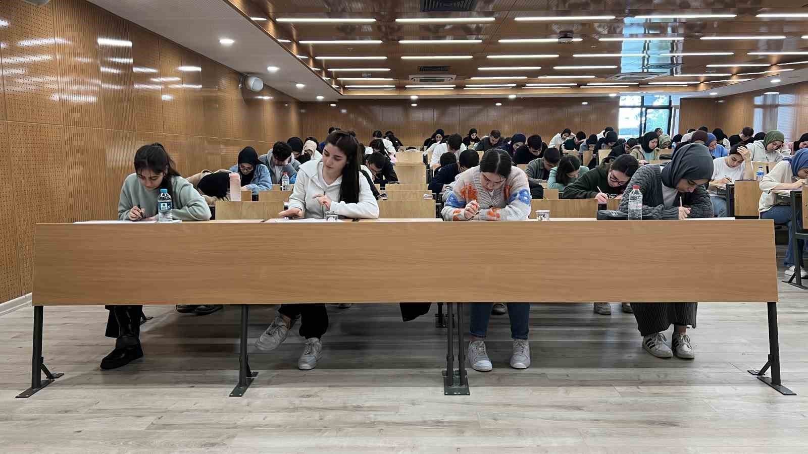 başakşehir’de üniversite sınavına hazırlanan öğrencilere deneme sınavı