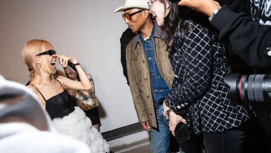 rosé causó furor en un evento organizado por pharrell en nueva york, y su look fue tendencia