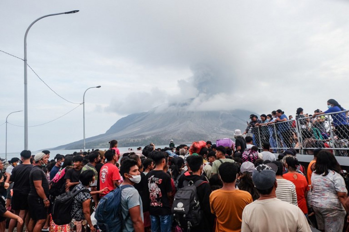 près de 10.000 indonésiens relogés à l'écart du volcan ruang