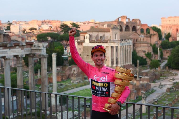 Primoz Roglic pose devant le forum romain après avoir remporté le Giro, le 28 mai 2023.