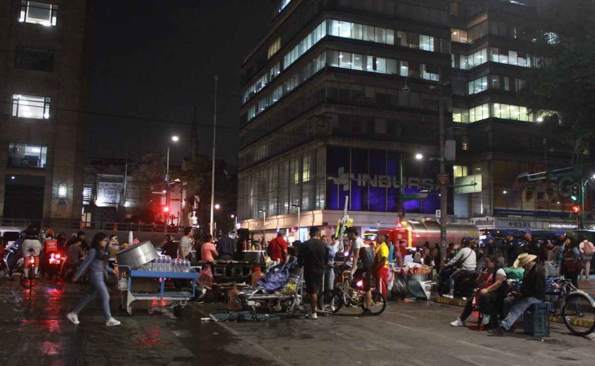 comerciantes bloquean avenida juárez; exigen espacios de trabajo