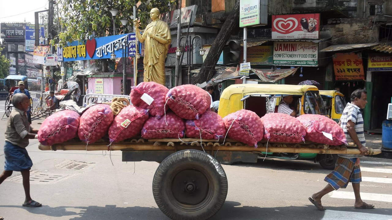 govt lifts ban on onion exports before crucial poll phases in maharashtra