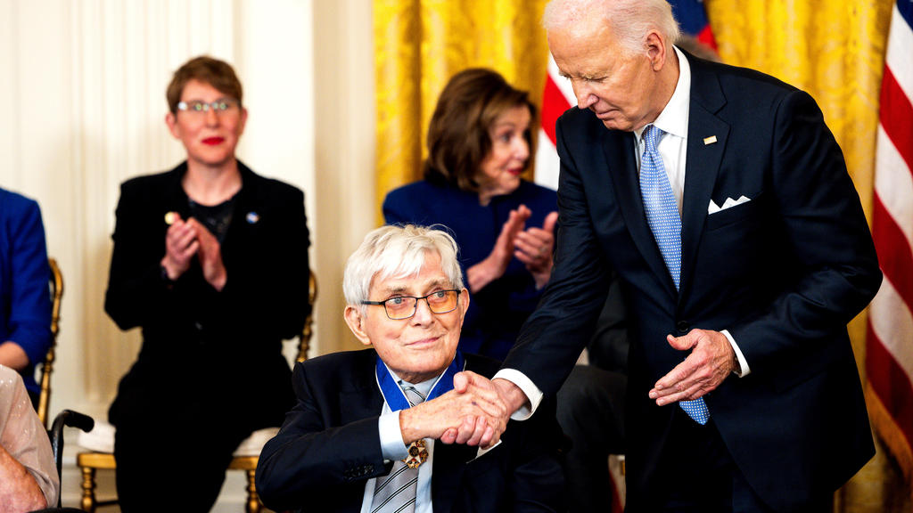 Phil Donahue, Who Taped Talk Show From Chicago For 10 Years, Awarded ...