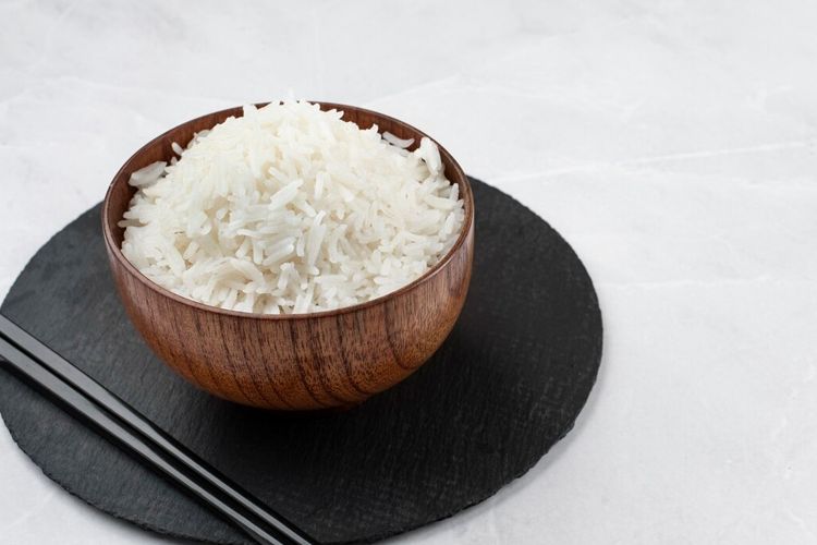 3 cara aman makan nasi putih agar berat badan tetap ideal, tak perlu tersiksa karena diet