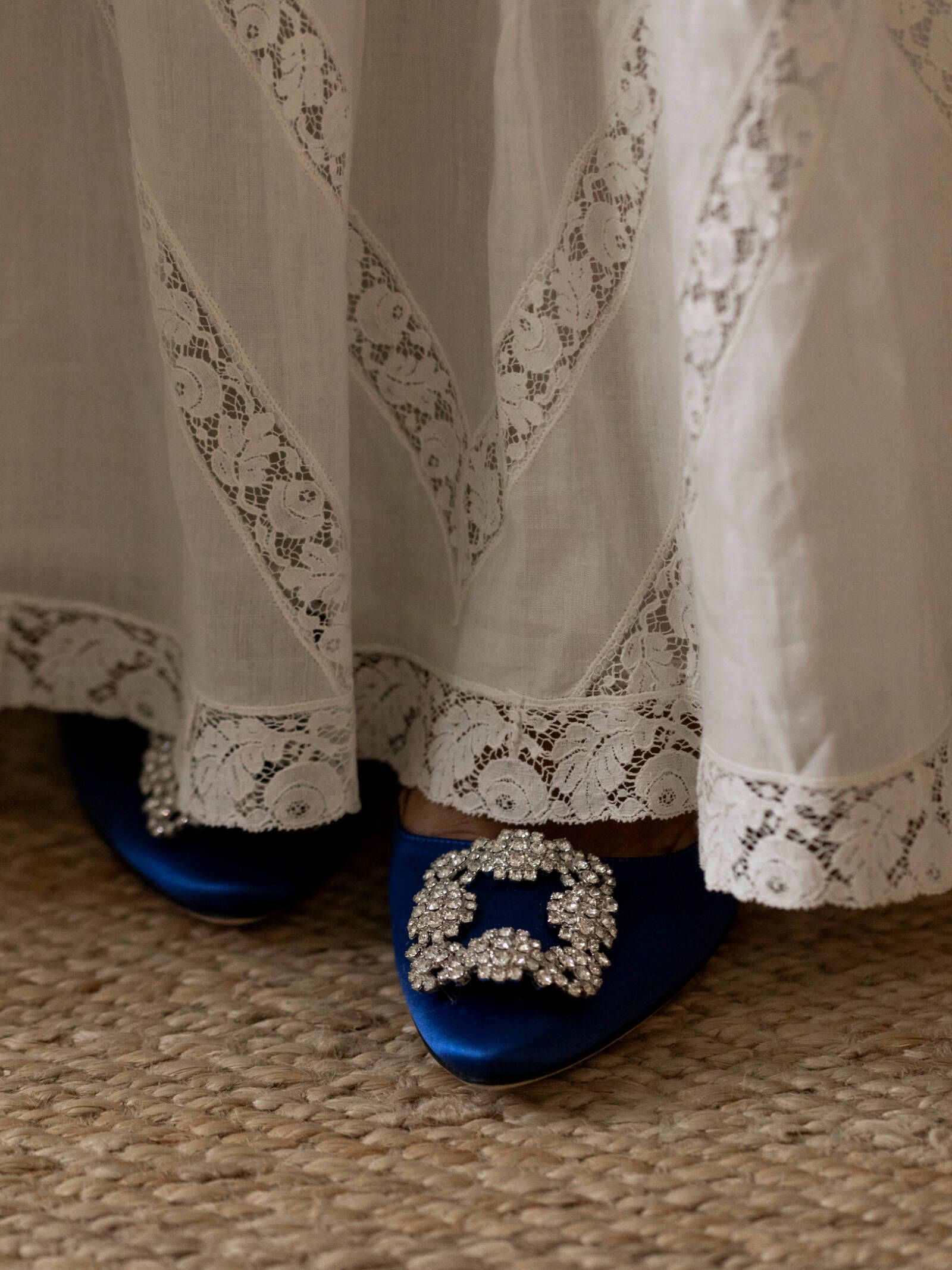 el día de maite: boda en la granja, un vestido de novia clásico de caprile y unos zapatos de tacón icónicos