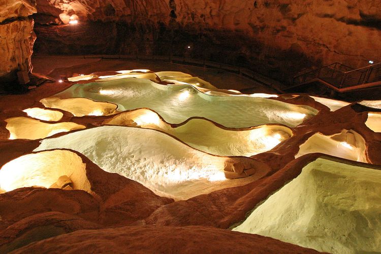 manusia menjelajah gua yang dalam di prancis sejak 8.000 tahun yang lalu