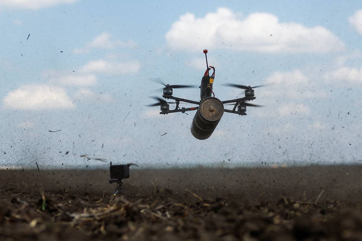rússia lança ataques com 'drones' e reivindica conquista de uma aldeia ucraniana