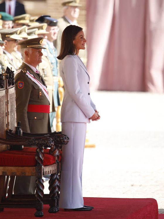 la reina letizia sorprende con un nuevo traje blanco y joyas de zafiros en su reencuentro con leonor