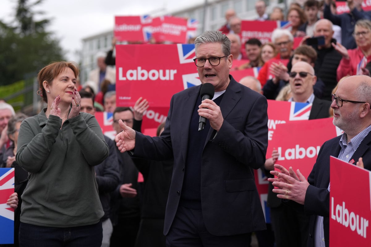 ‘really important victory’: starmer greeted with standing ovation as he meets new labour mayor