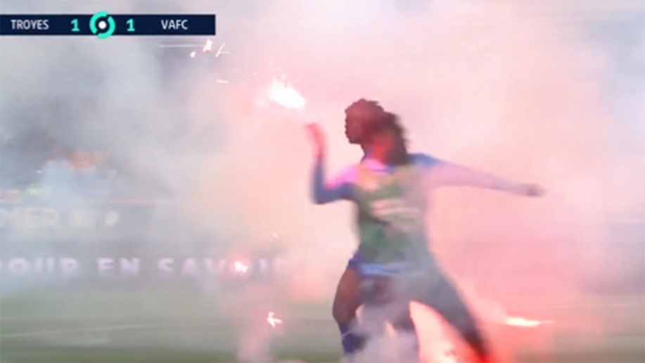 scènes lunaires en france: des supporters interrompent un match avec des fumigènes, les joueurs de leur équipe... les relancent dans la tribune