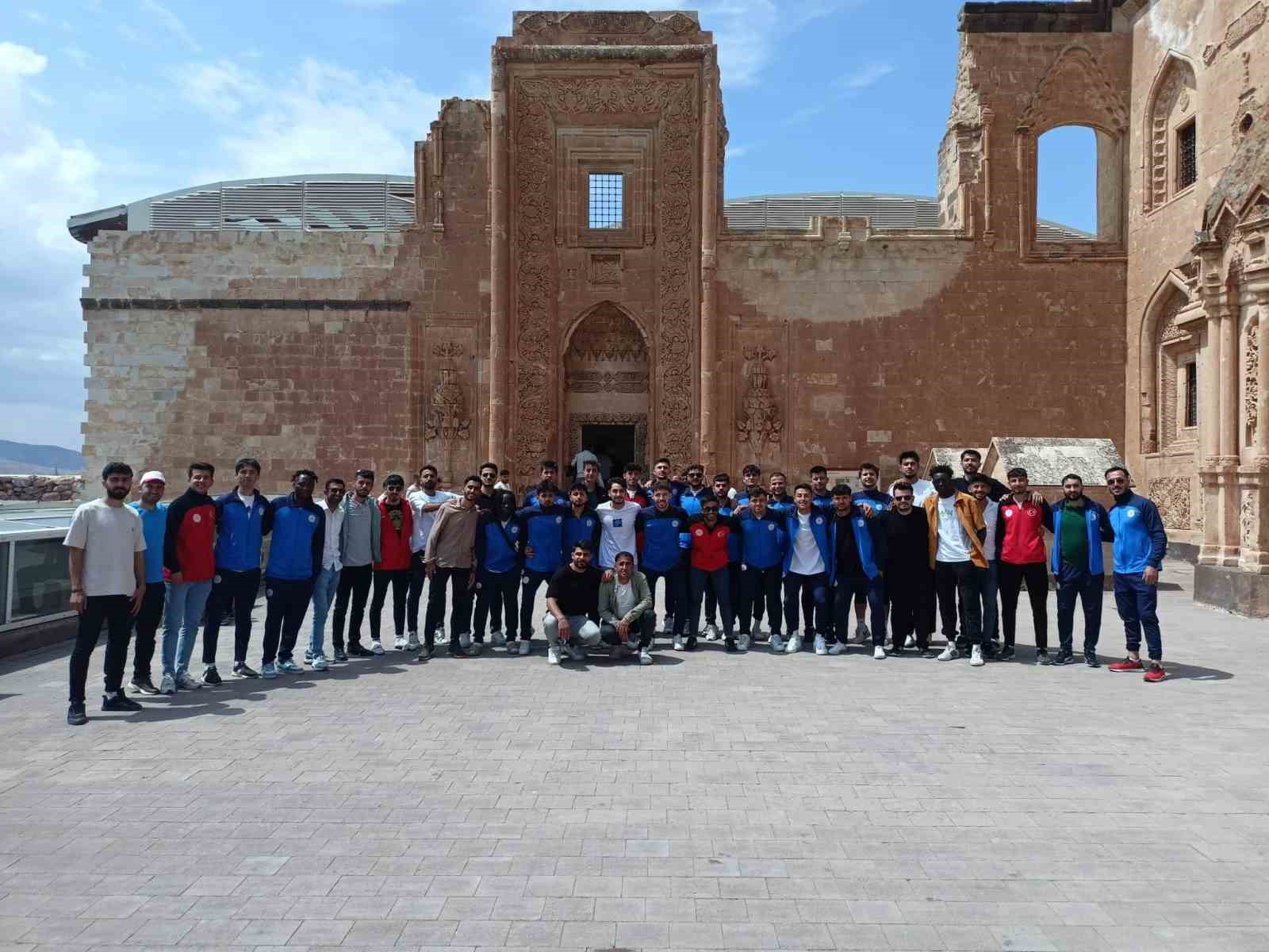 misafir sporcu öğrenciler, i̇shak paşa sarayı’nda tarihe yolculuk yaptı